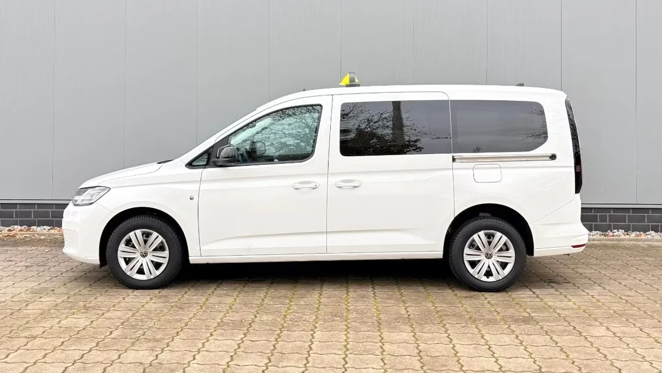 Taxi Masha VW Caddy Taxi in der Seitenansicht