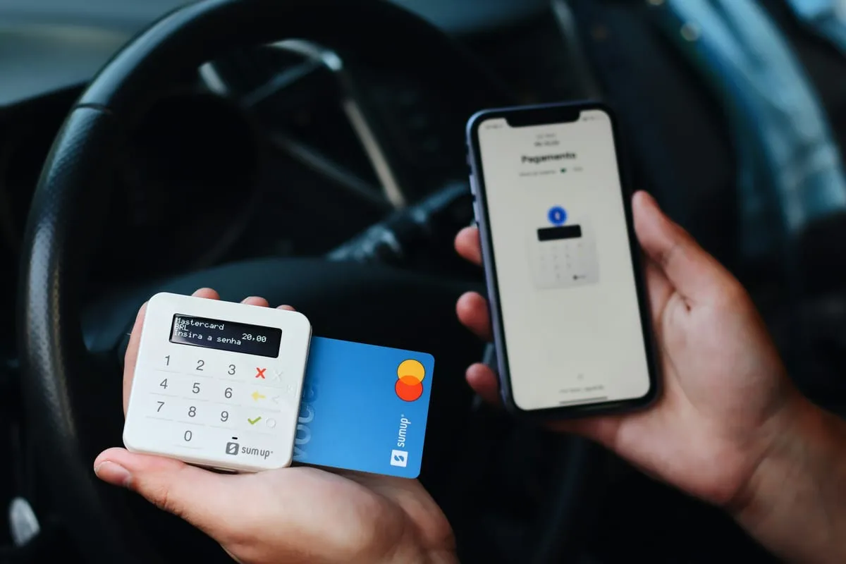 Bargeldlos bezahlen im Taxi – Kartenlesegerät und Smartphone